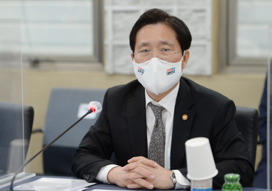 성윤모 산업통상자원부 장관이 22일 경기도 시흥시에 위치한 ㈜프론텍 회의실에서 열린 '뿌리산업 업계 간담회 및 디지털 업무협약 체결식'에 참석해 발언하고 있다. <산업통상자원부 제공>